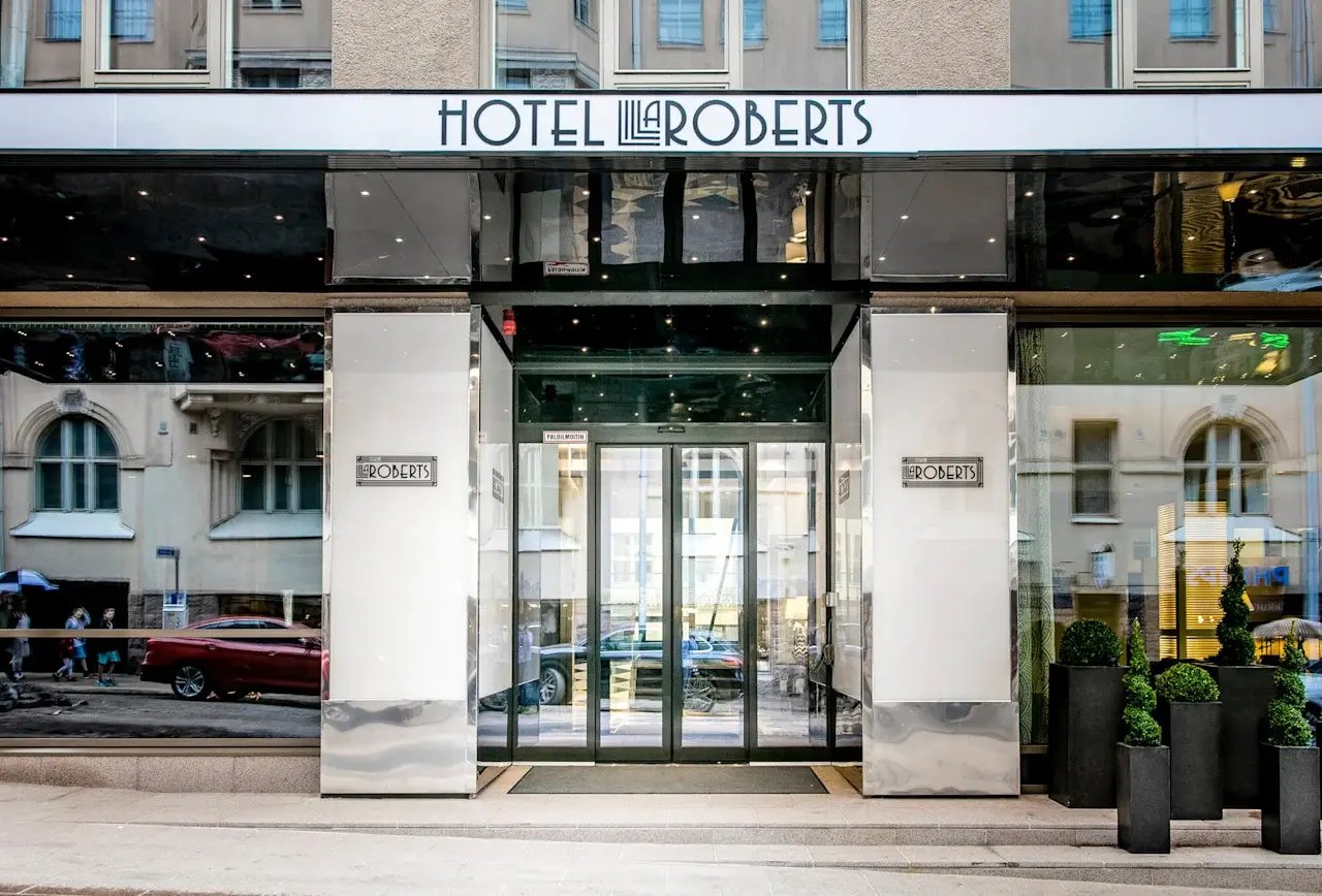 Hotel_Lilla_Roberts_-_Facade_-_Hotel_entrance_original